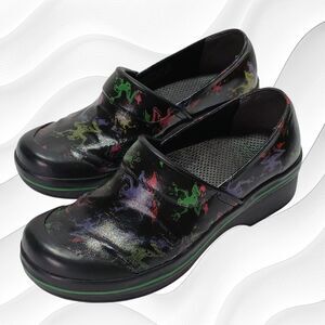 Dansko Vegan Volley Comfort Clogs, Frog Pattern, Size 7.5 (38), Closed Toe/Back